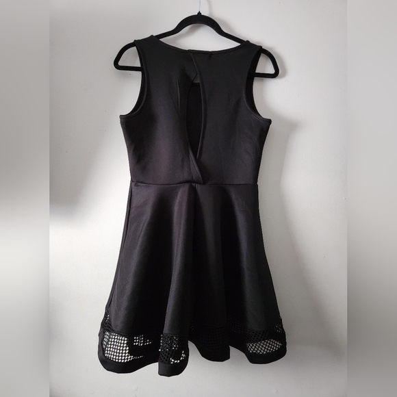 Black Sleeveless Dress - Picture 2 of 2